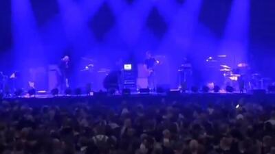 پخش صدای بنان در کنسرت گروه رادیو هد، یکی از مشهورترین گروه‌های راک موسیقی در لندن (فیلم)