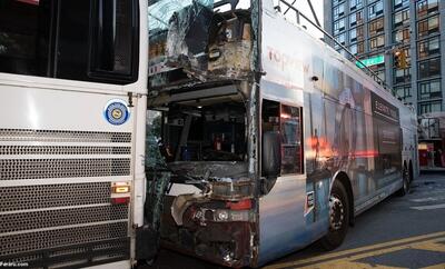تصادف شدید اتوبوس دو طبقه با یک خودرو (فیلم)