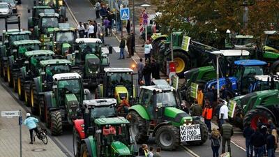صدها کشاورز در اعتراض به سیاست مشترک کشاورزی اتحادیه اروپا، تراکتورهای خود را به شهر وایادولید اسپانیا بردند
