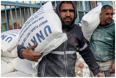 تخلیه حدود ۲۰۰ تن کمک در یک اسکله موقت در سواحل غزه