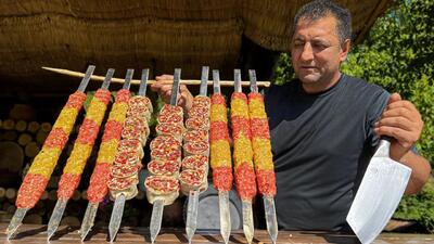 (ویدئو) نحوه تهیه کباب کوبیده مرغ و گوشت به روش خلاقانه آشپز مشهور آذربایجانی