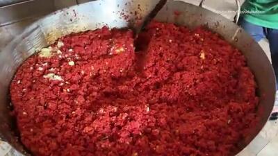 (ویدئو) غذای خیابانی در پاکستان؛ نحوه پخت حلوا با 200 کیلو هویج قرمز