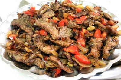 طرز تهیه واویشکای گوشت گوسفند و گوجه توسط آشپز مشهور افغانی (فیلم)