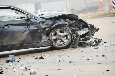 اشتباه فاحشه‌بار راننده کامیون و خسارت شدید به یک خودرو پارک‌شده (فیلم)
