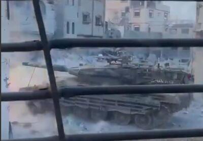 ببینید / قهقهه در لحظه شلیک تانک اسرائیلی به یک منزل مسکونی در غزه