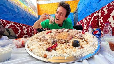 (ویدئو) غذای خیابانی در عربستان؛ از جگر سرخ شده شتر و فلافل تا چلو گوشت