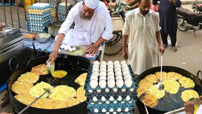 (ویدئو) غذای خیابانی در پاکستان؛ نحوه پخت 150 مالپوآ (کیک نیمرو) در کراچی