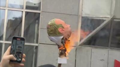 (ویدئو) مجسمه پوتین در پراگ به آتش کشیده شد