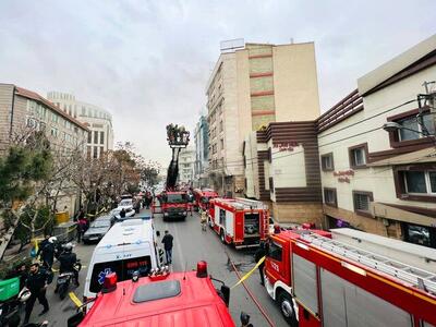 نجات ۸ تن از آتش‌سوزی یک ساختمان در بلوار کاوه تهران +عکس