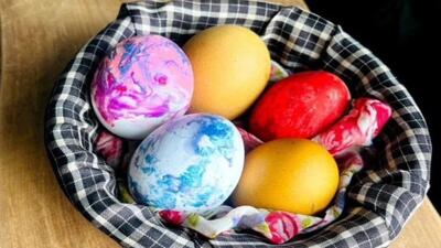 رنگ کردن تخم مرغ برای عید 1403 با مواد طبیعی! + عکس
