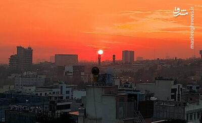 تصویری تماشایی از لحظۀ غروب خورشید در تهران