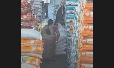 فیلم| له شدن یک زن زیر ده‌ها کیسه برنج