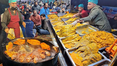 (ویدئو) نمایی از پخت ماهی کبابی کراچی در بزرگترین بازار غذاهای دریایی پاکستان