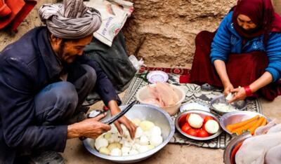 (ویدیو) طرز تهیه آبگوشت مرغ و نان ساجی به روش زوج غارنشین افغانستانی