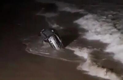(ویدئو) راننده زن فراری از دست پلیس وارد اقیانوس آرام شد
