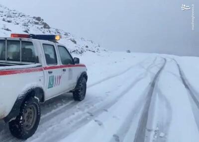 فیلم/ امداد رسانی به افراد گرفتار در برف و کولاک