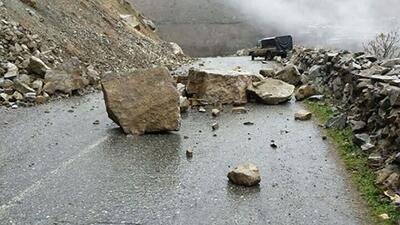جاده «ونایی» در بروجرد بر اثر ریزش سنگ مسدود است