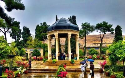 حال و هوای حافظیه شیراز در لحظه تحویل سال (فیلم)