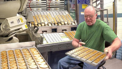 (ویدئو) نگاهی به فرآیند تولید هزاران سکه طلا در یک کارخانه فوق امنیتی آمریکایی