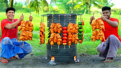 (ویدئو) پخت 12 کیلو مرغ و سبزیجات در یک بشکه قدیمی به روش جوانان روستایی هندی