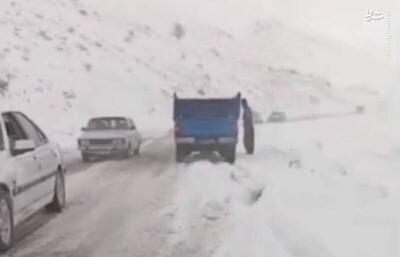 فیلم/ بارش برف در اولین روز بهار در محور مریوان سقز