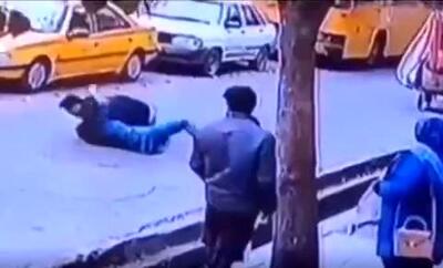 کتک زدن یک زن در بازار ساری بخاطر جای پارک!/ فیلم دلخراش