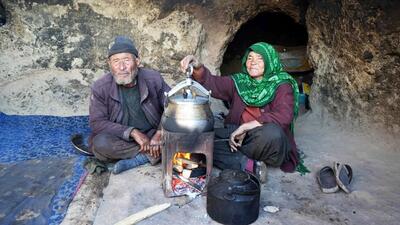 (ویدئو) روش باستانی یک زوج غارنشین افغان در پخت آبگوشت با گوشت بره