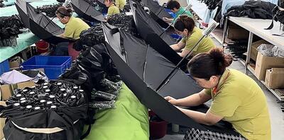 فرآیند ساخت چتر‌های دست ساز در یک کارخانه بزرگ چینی (فیلم)