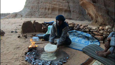 (ویدئو) طرز تهیه نان تاگولا توسط صحرانشینان الجزایری