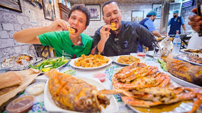 (ویدئو) غذای خیابانی در عربستان؛ از پخت ماهی تا میگوی دریای سرخ در جده