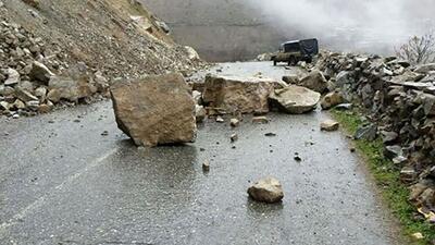 خطر ریزش سنگ در این جاده پرتردد جدی است