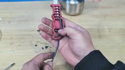(ویدئو) چگونه با یک باتری قلمی 1.5 ولتی ظروف استیل را تعمیر کنیم؟