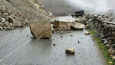 خطر ریزش سنگ در جاده چالوس / مسافران حاشیه جاده توقف نکنند!