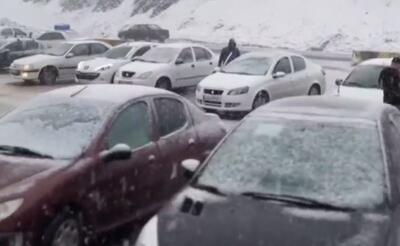 بارش برف شدید در جادهٔ چالوس و توقف خودرو‌ها+فیلم