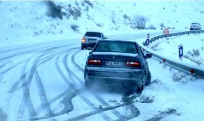 جاده‌های کوهستانی مازندران به علت بارش برف لغزنده است