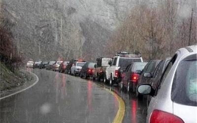 بارش برف درجاده چالوس و ترافیک سنگین در آزادراه تهران -شمال