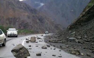 هشدار خطر سقوط سنگ در جاده چالوس