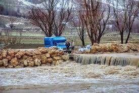 بارش باران مسیر ۱۰ روستای کوهدشت را مسدود کرد