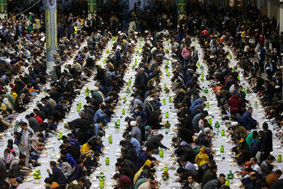 تصاویری از سفره افطاری در حرم حضرت معصومه (س) | خبرگزاری بین المللی شفقنا