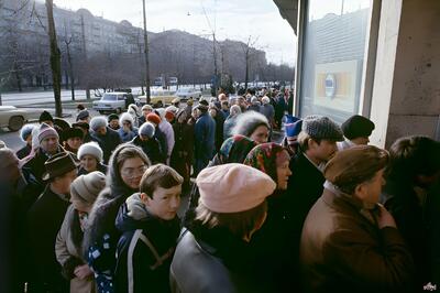 عکس/ سال‌های پایانی شوروی و صف مردم برای غذا دولتی