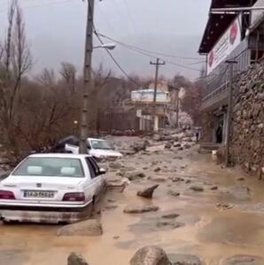 سیلاب وحشتناک در یزد خودروها را با خود برد!