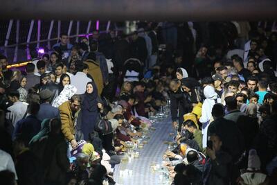 عکس/سفره افطار کیلومتری مردم روی پل طبیعت | اقتصاد24