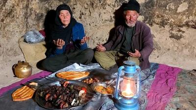 (ویدئو) غذای غارنشین ها در افغانستان؛ مزه دار کردن مرغ و تهیه یک کباب متفاوت