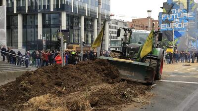 درگیری کشاورزان معترض با پلیس بلژیک/ بروکسل غرق در کود و کاه!