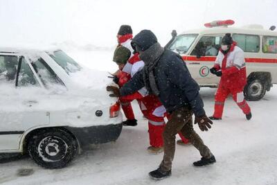 بارش برف در محور تکاب - شاهین دژ / امدادرسانی به ۱۷۰ نفر+فیلم