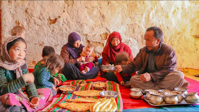 (ویدئو) نحوه پخت نان و قابلی پلو با مرغ به سبک یک زوج جوان غارنشین افغان