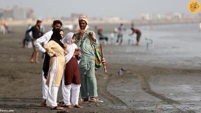 (تصاویر) لذت پاکستانی‌ها از آب و هوای ساحل کلیفتون