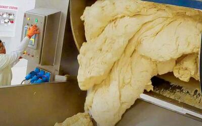 (ویدئو) فرآیند پخت و تولید ۴ میلیون خمیر پیتزا در هر هفته در کارخانه