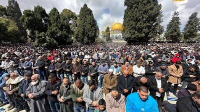 فیلم/ حضور ۱۲۰ هزار نمازگزار فلسطینی در مسجدالاقصی