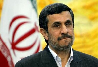 احمدی‌نژاد با کاپشن مارک و شلوار عجیب رویت شد!/ عکس
